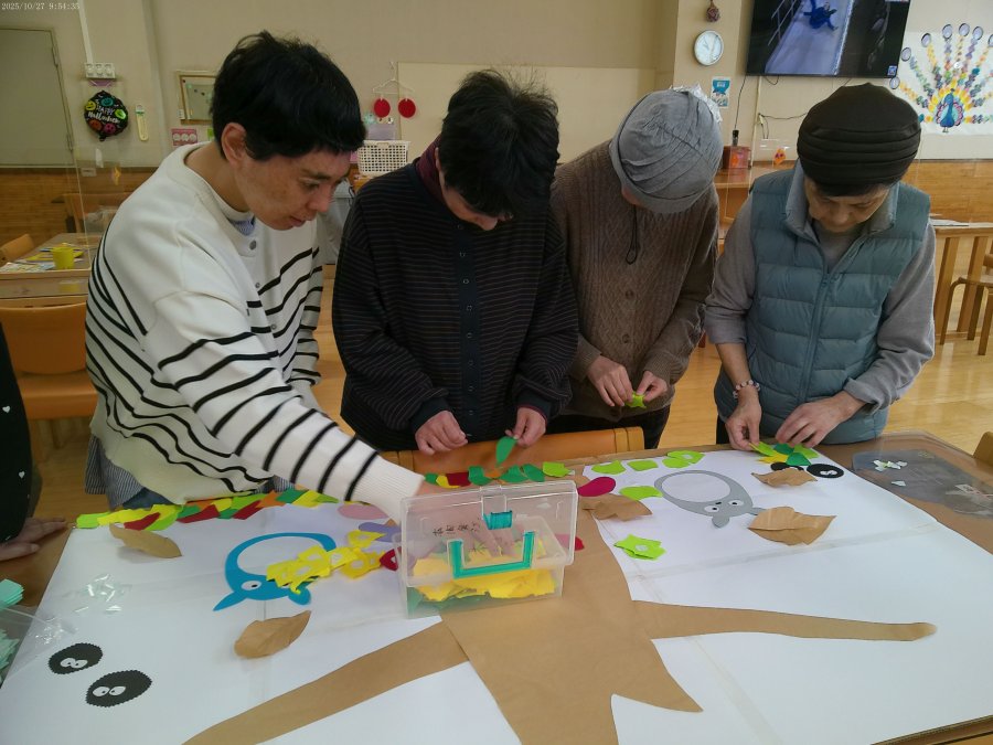 現在、玄関前に掲示されています!!